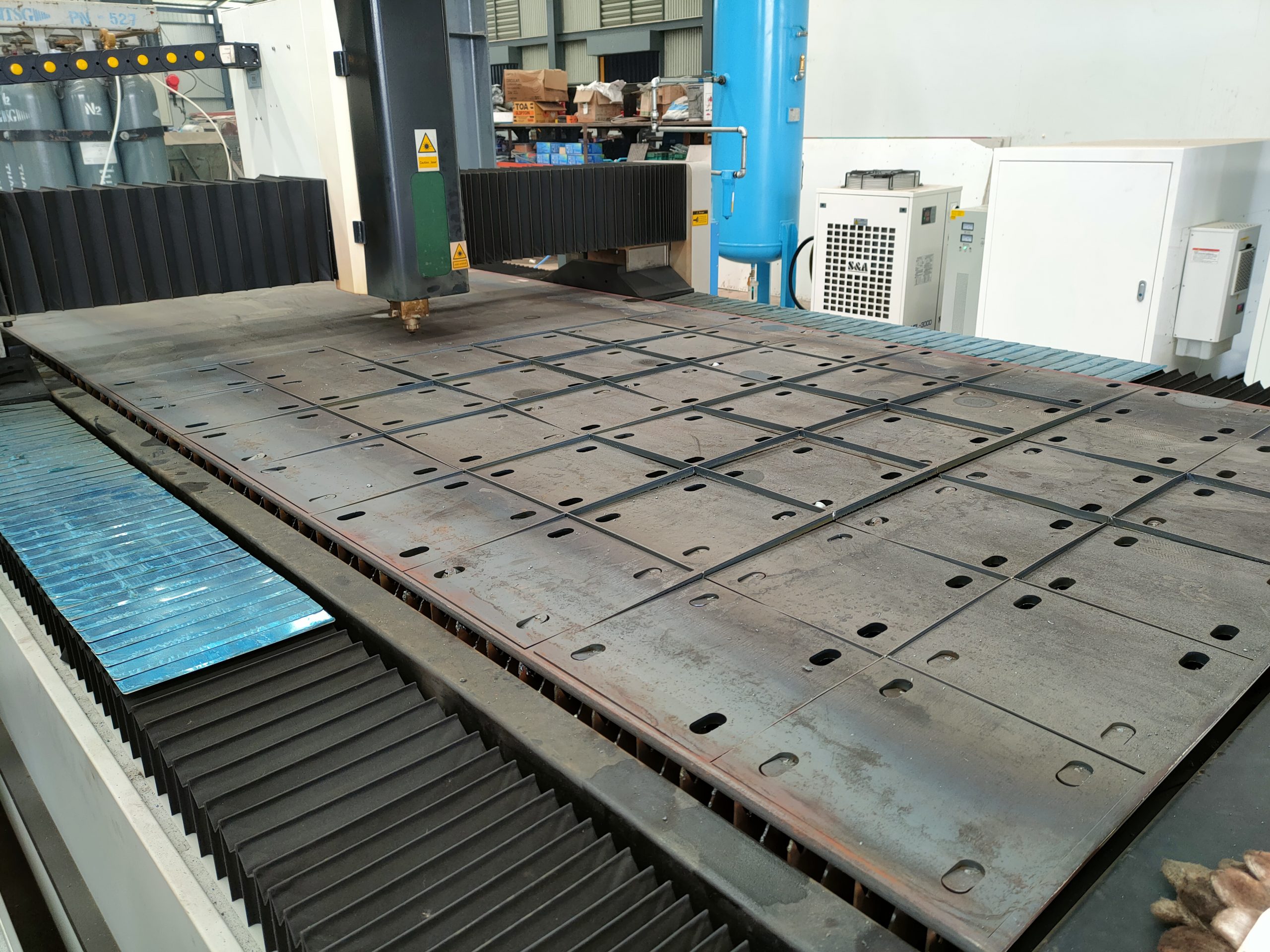 ตัดโลหะ เพลทเหล็ก เพลทตีนเสา ตัดแก๊ส ตัดเลเซอร์ lasercut Steel Plate เหล็กเพลท หัวเสา ฐานราก วัสดุก่อสร้าง โครงสร้าง ตัดเหล็ก ตามแบบ