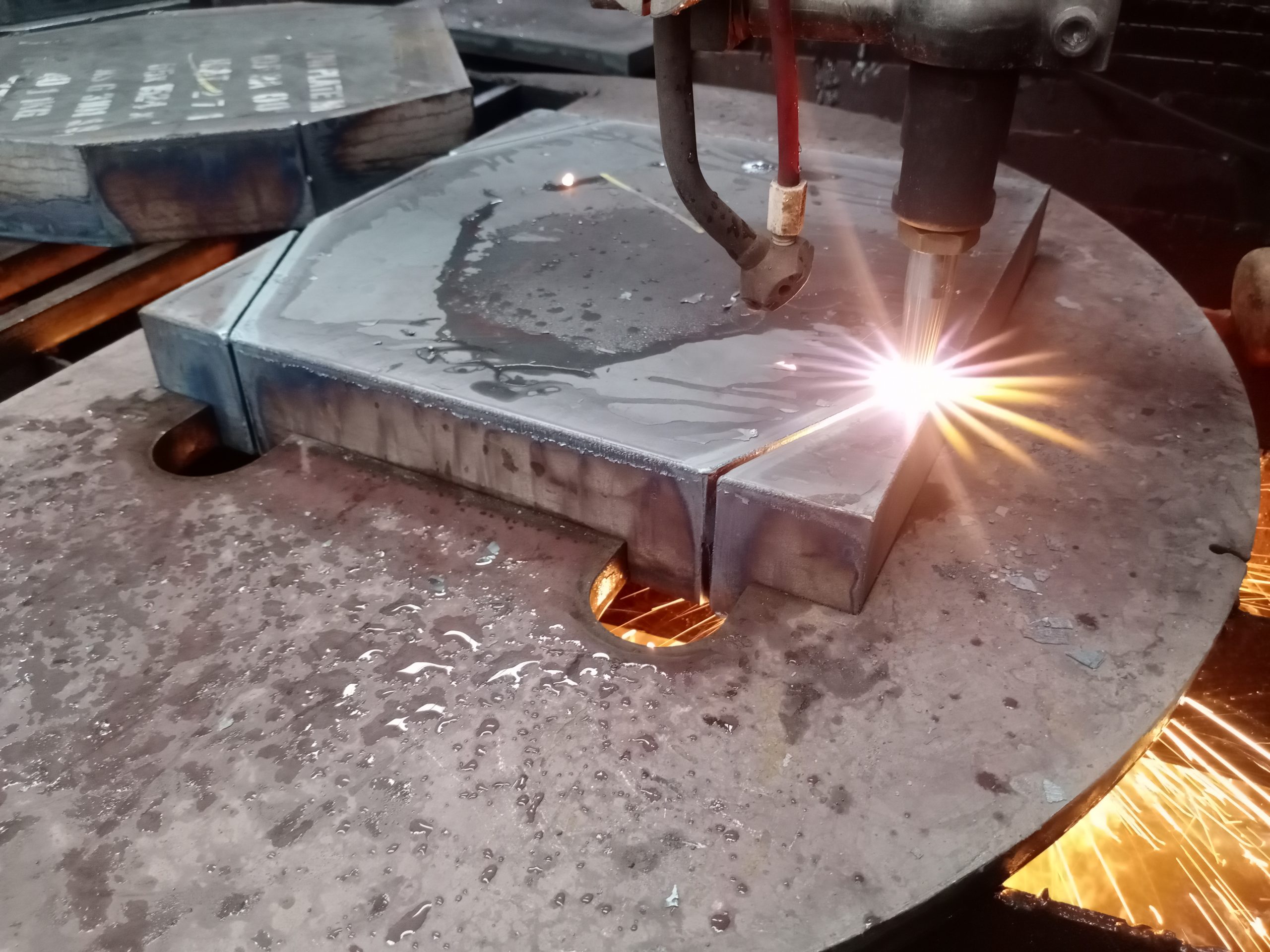 ตัดโลหะ เพลทเหล็ก เพลทตีนเสา ตัดแก๊ส ตัดเลเซอร์ lasercut Steel Plate เหล็กเพลท หัวเสา ฐานราก วัสดุก่อสร้าง โครงสร้าง ตัดเหล็ก ตามแบบ