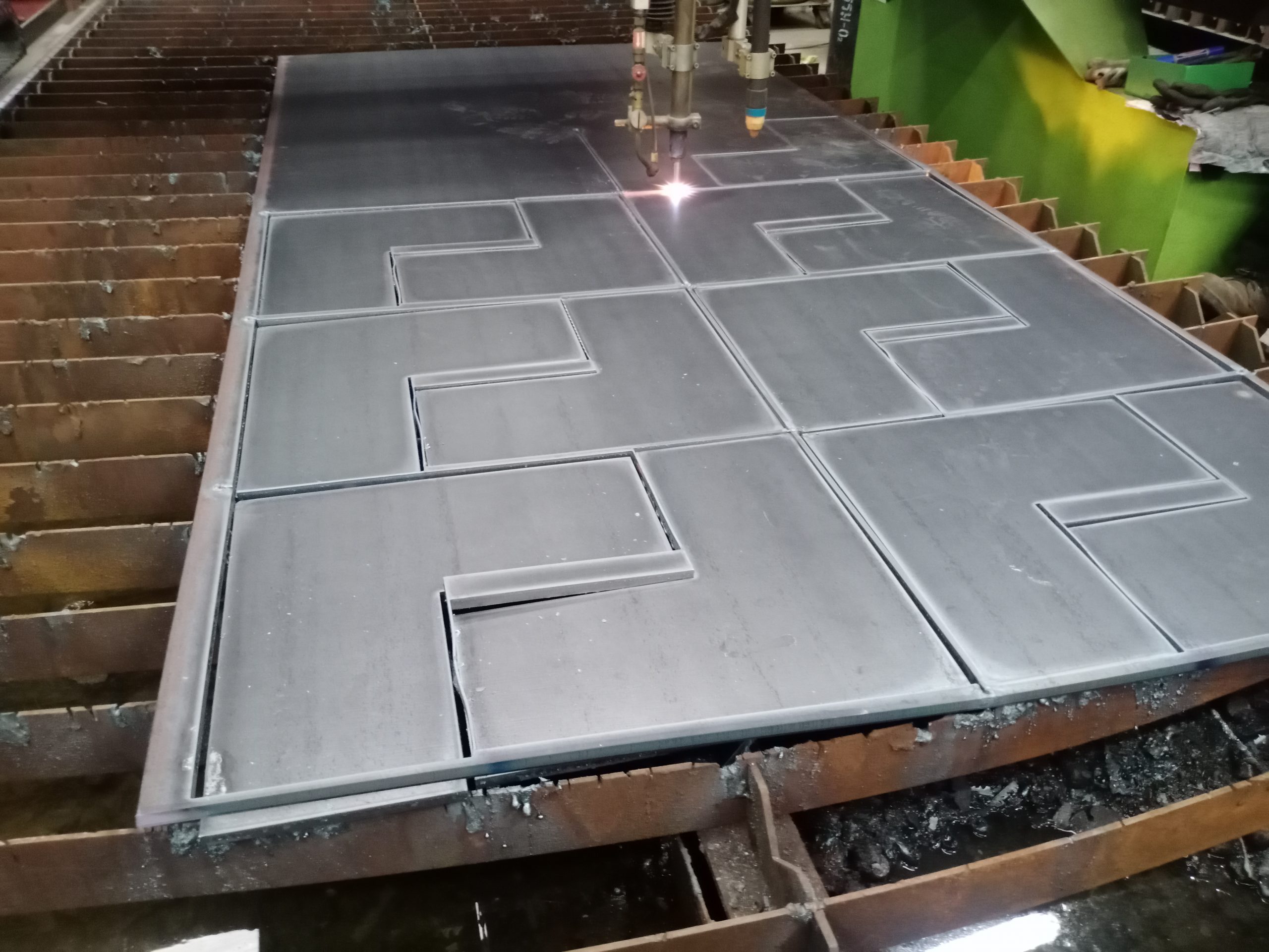 ตัดโลหะ เพลทเหล็ก เพลทตีนเสา ตัดแก๊ส ตัดเลเซอร์ lasercut Steel Plate เหล็กเพลท หัวเสา ฐานราก วัสดุก่อสร้าง โครงสร้าง ตัดเหล็ก ตามแบบ