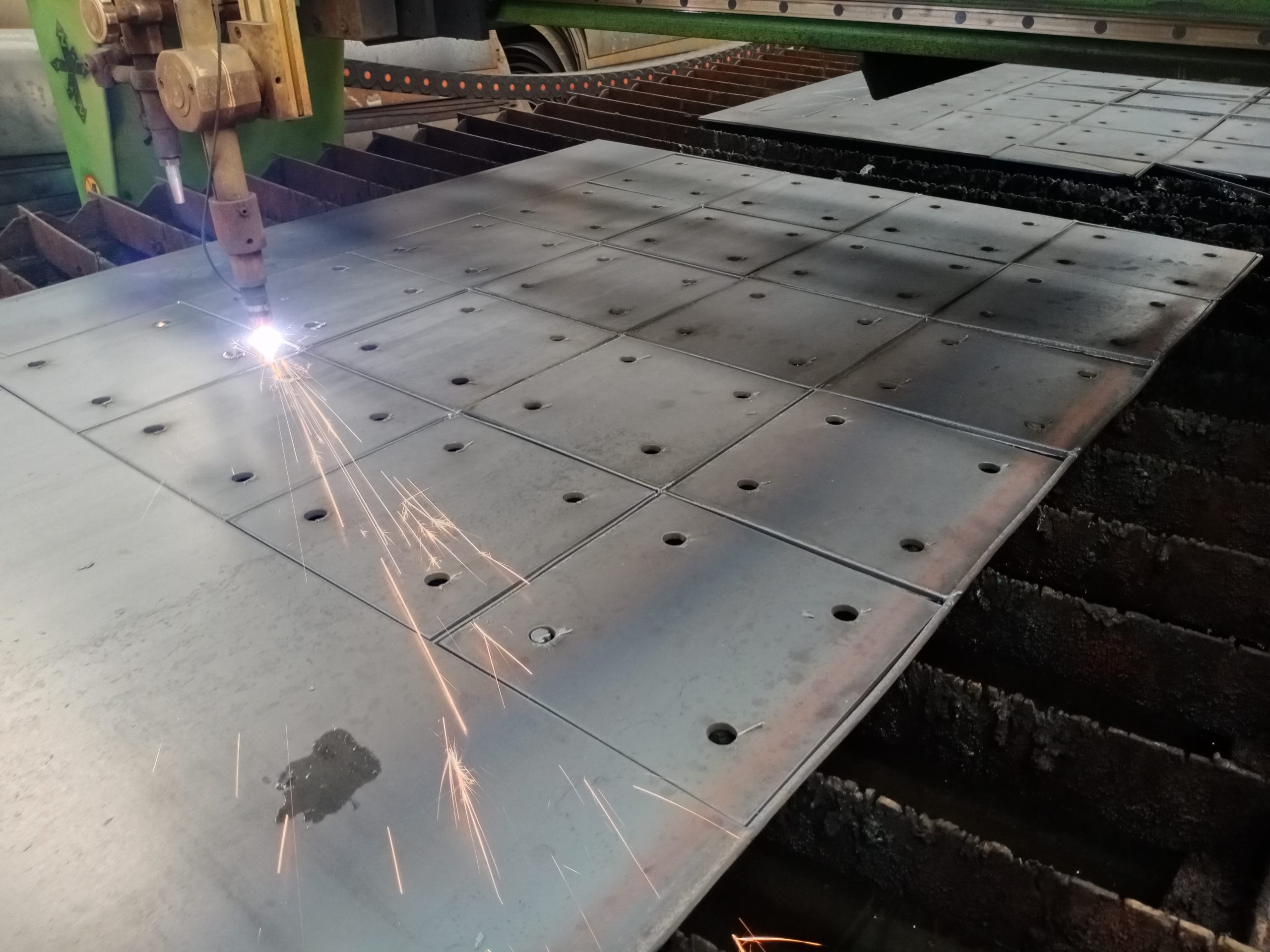 ตัดโลหะ เพลทเหล็ก เพลทตีนเสา ตัดแก๊ส ตัดเลเซอร์ lasercut Steel Plate เหล็กเพลท หัวเสา ฐานราก วัสดุก่อสร้าง โครงสร้าง ตัดเหล็ก ตามแบบ